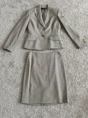 Anne Klein 2-Piece Skirt Suit Set Tan Size 2 Classic Career Office Wear